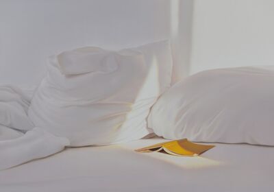 Bett mit gelbem Buch“  2015, Öl auf Leinwand, 70 x 100