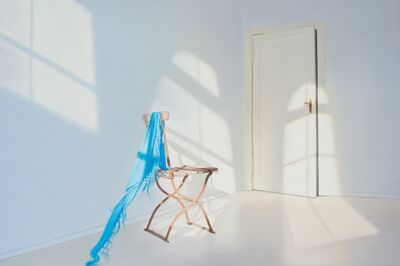 Zimmer mit blauem Tuch, 2017, 130x200
