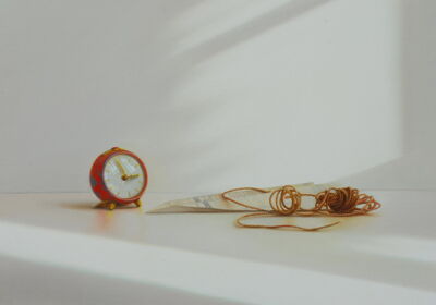 Uhr mit Papierflugzeug, 2019, 50x70