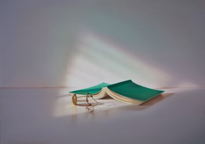 Grünes Buch mit Sektkorken, Öl auf Leinwand, 2023, 50x70