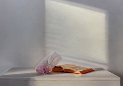 Offenes Buch mit Papierbeutel, 2025, 60x80