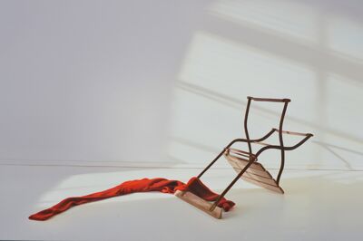 Stuhl mit Rot – gekippt, 2017, 120x180