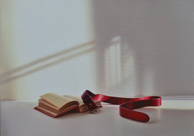 Offenes Buch mit rotem Gurt, 2022, 50x70