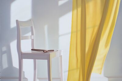 Stuhl mit Kleiderbügel und Gelb, 2017, 100x140