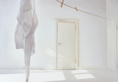 Zimmer mit weisser Jacke, 2012, Öl auf Leinwand, 130 x 200