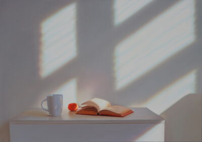 Weisse Tasse mit offenem Buch, 2023, 70x100